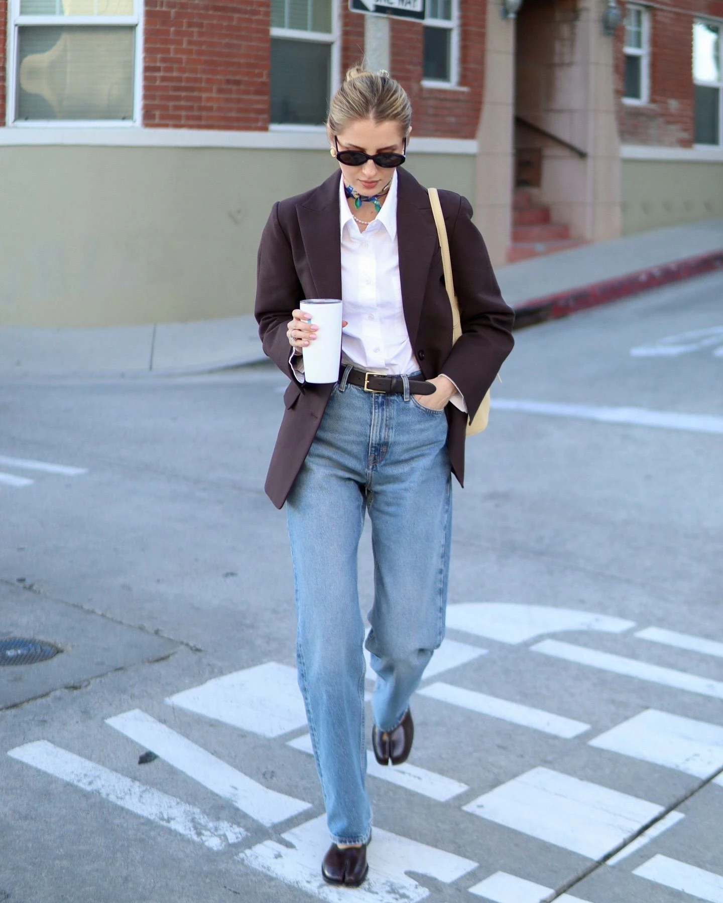 П’ять варіацій весняного образу з білою сорочкою у 2026 році