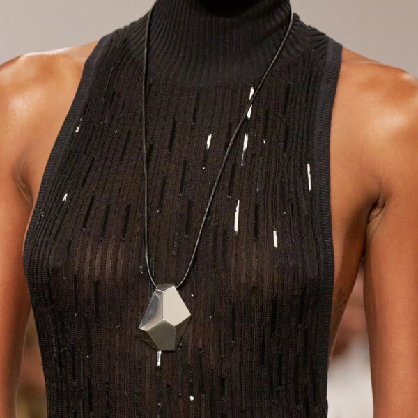 Ця прикраса з 90-х знову в моді – як провідна тенденція 2026.