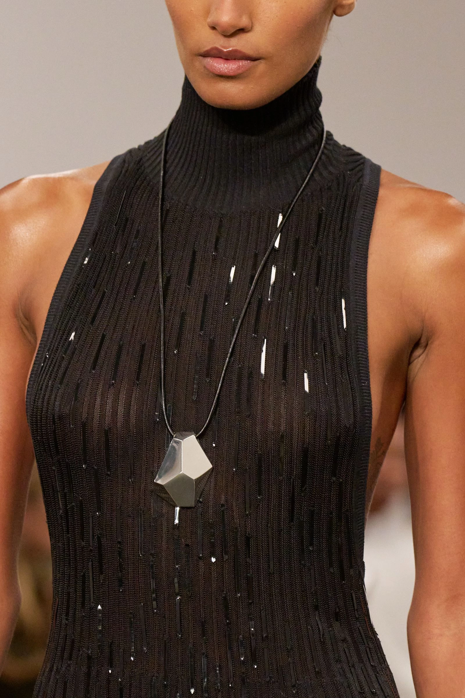 Ця прикраса з 90-х знову в моді – як провідна тенденція 2026.