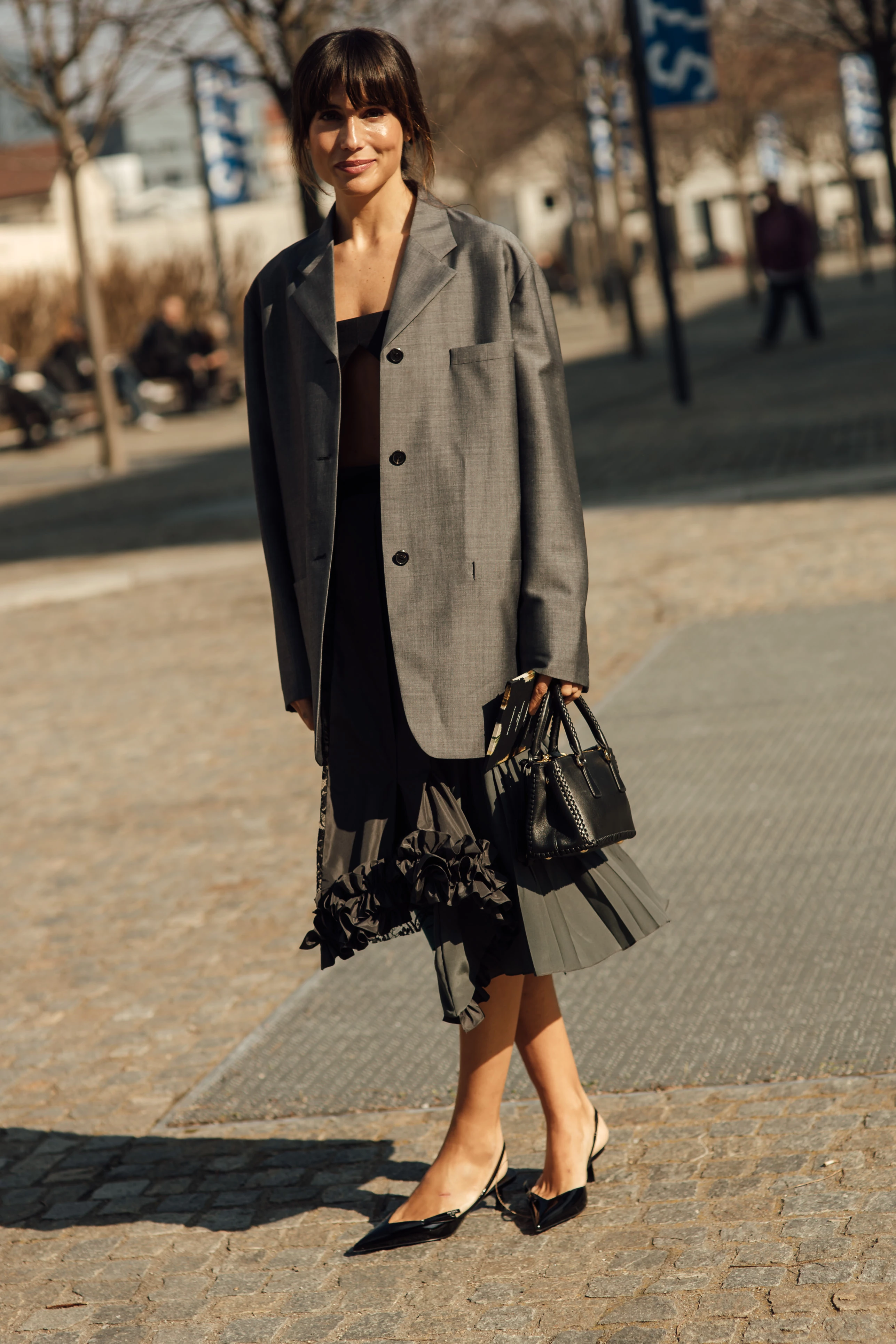 Попелястий піджак: чудова заміна традиційному чорному блейзеру.
7