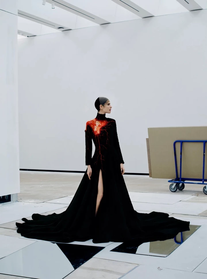 Інформація про показ Costume Art в Метрополітен-музеї.
7