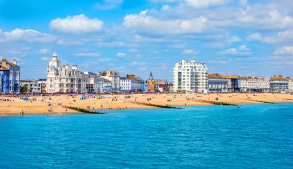Берегова лінія, блакитна морська вода, пляж та готелі вікторіанської епохи