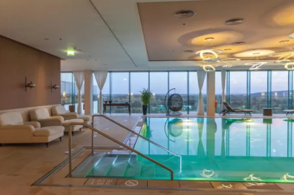 Цей європейський готель має спа-центр у хмарочосі з видом на річку, який коштує всього 30 фунтів стерлінгів. 12