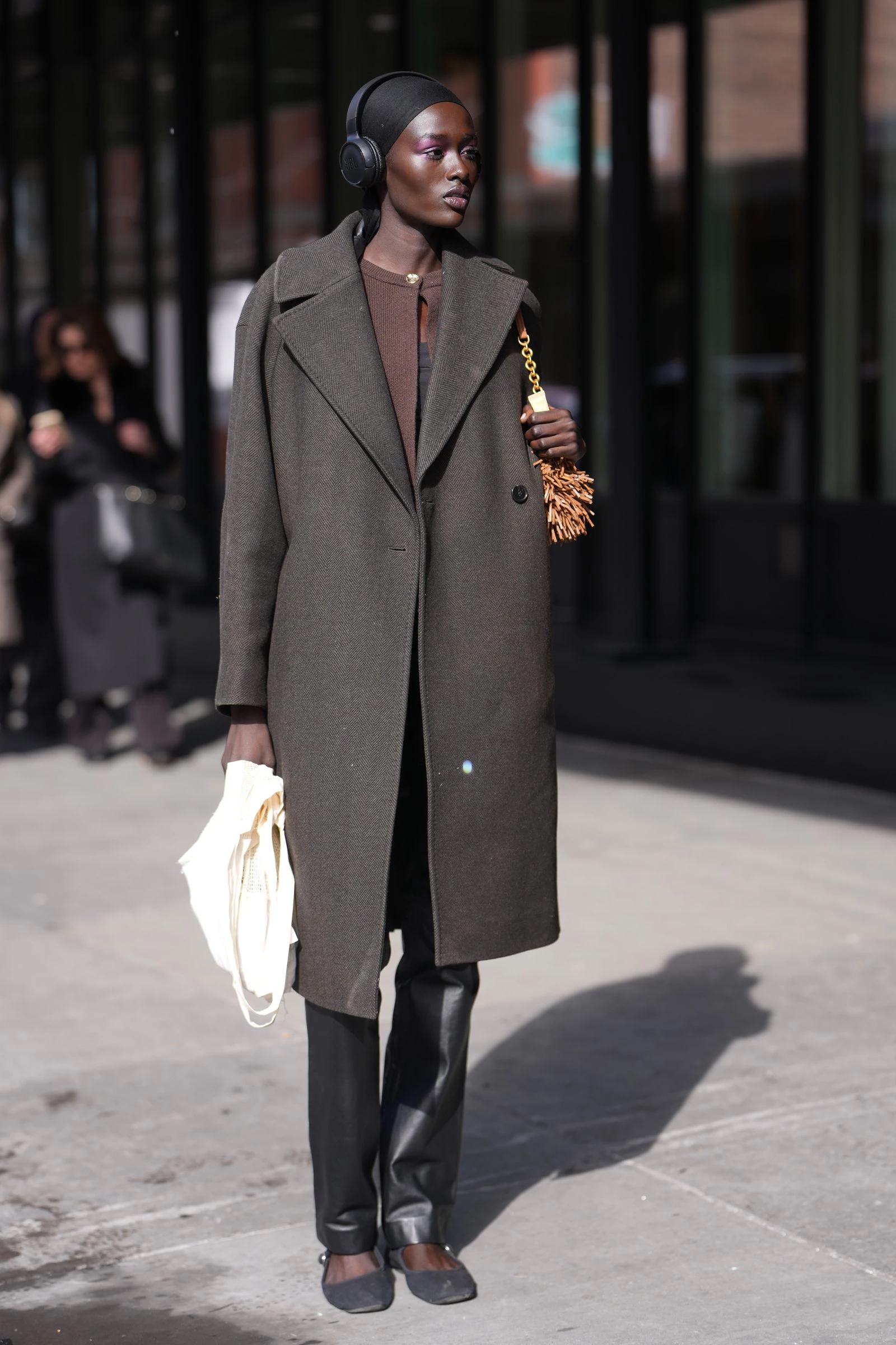 Балетки та прямі штани – наймодніший вибір 2026: 5 стильних поєднань для натхнення
5