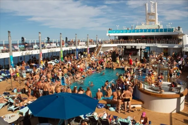 Переповнена палуба круїзного лайнера Temptation Cruises