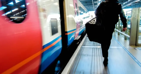 Посадка на платформу залізничного вокзалу