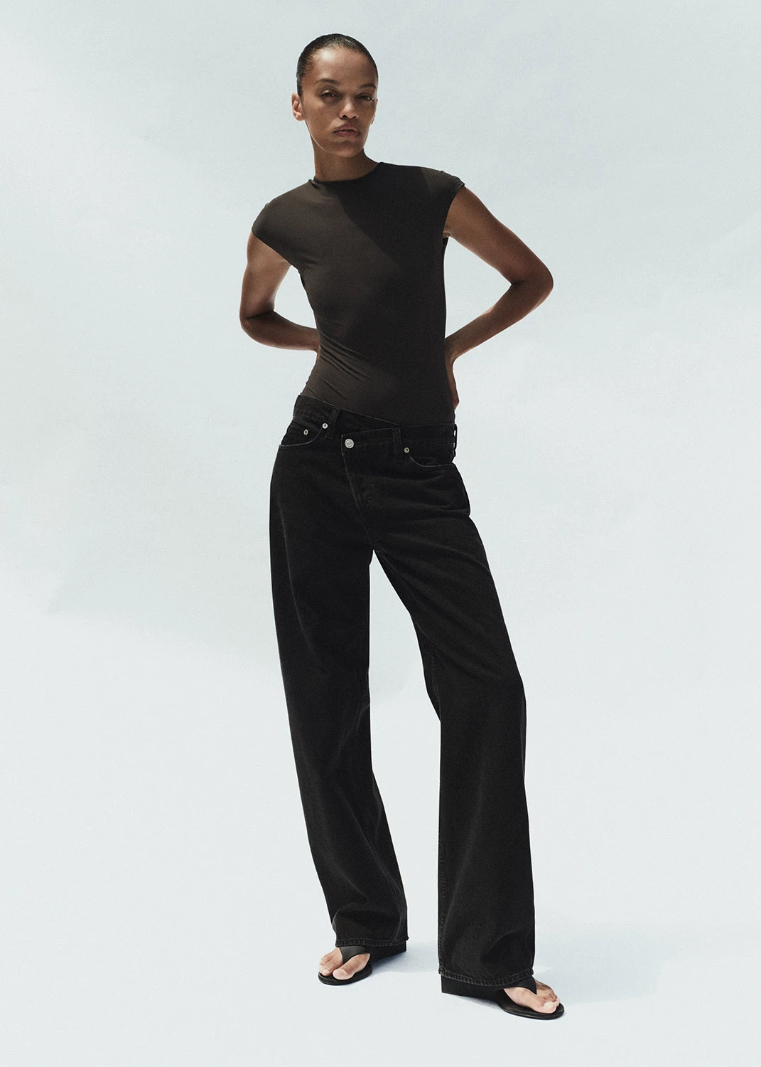 Головна 228 Ці джинси – must-have у всіх стильних людей.