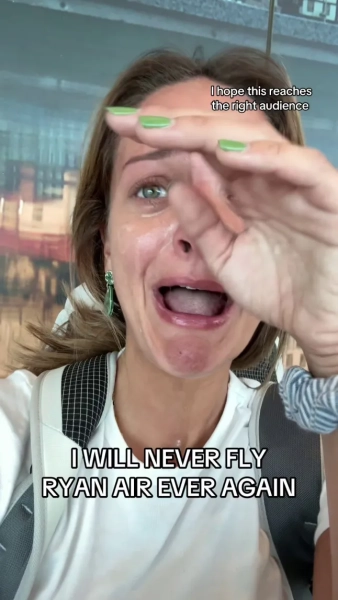 Знімки екрана з TikTok, на яких показано інфлюенсерку Джолін Вайс, яка плаче в аеропорту після того, як їй відмовили в посадці на рейс Ryanair.
