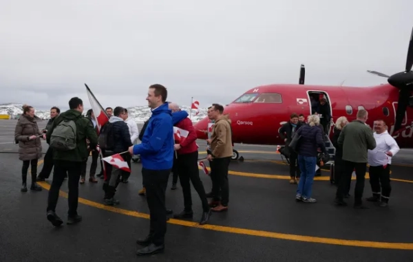 Прем'єр-міністр Гренландії Єнс-Фредерік Нільсен стоїть на злітній смузі після приземлення в аеропорту Какорток, Гренландія, 16 квітня 2026 року. Комерційний літак вперше приземлився в Какортоку, четвертому за величиною місті Гренландії, новий аеропорт якого означає, що весь арктичний острів тепер має міжнародне сполучення. (Фото Джулії РІНЬО / AFP via Getty Images)