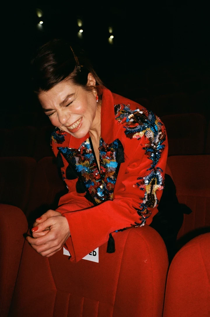 Тоня Ноябрьова, режисерка, розповідає про кіно "Весна-літо", моду та відображення "війни без війни" 10 Тоня Ноябрьова, режисерка, розповідає про кіно "Весна-літо", моду та відображення "війни без війни"
4