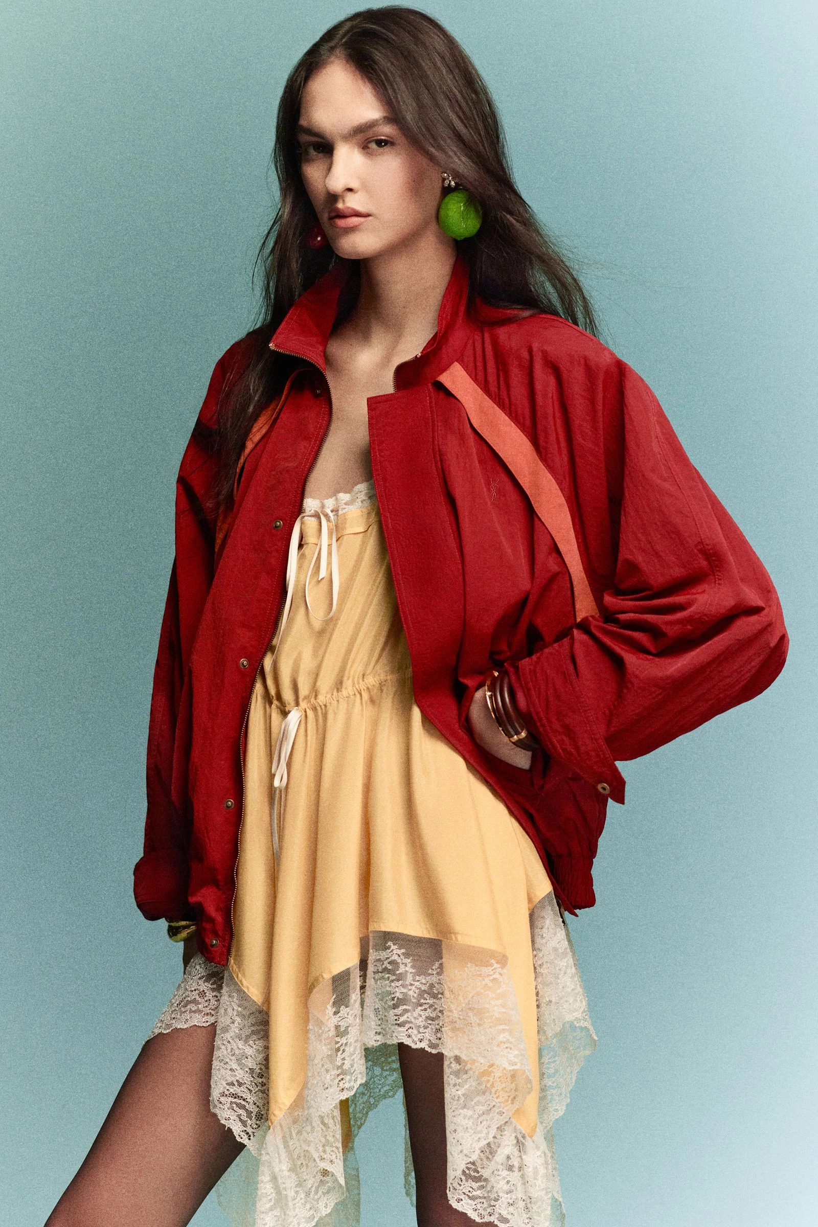 Головна 216 Лоуренс переймає провідну тенденцію з подіумів 2026 у своєму образі