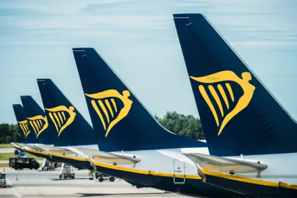 Ряд літаків, що належать Ryanair, припаркованих на злітній смузі аеропорту Станстед, Лондон, Велика Британія.