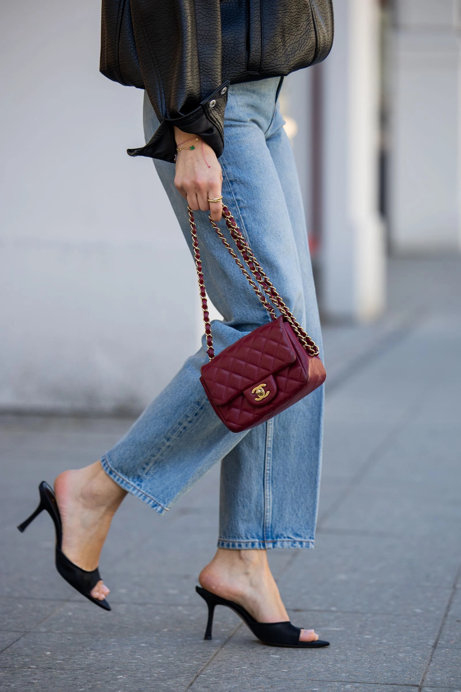 Джинси-кльош з 90-х повертаються у моду цієї весни.
3