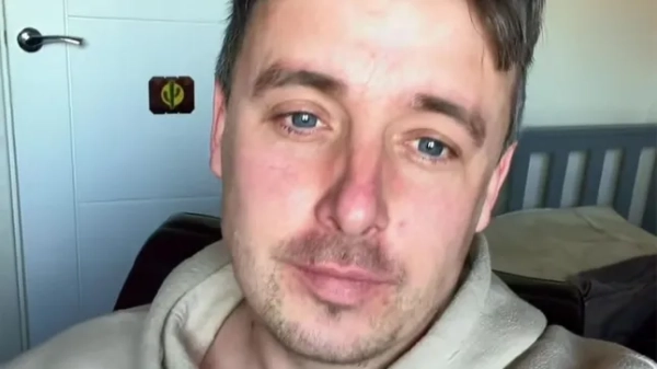 Фото з Kennedy News/@stevenHamillStories (На фото: СТІВЕН ГЕМІЛЛ, ЯКОМУ ЗАРАЗ 33 РОКІВ, ПОШИРЮЄ ІНФОРМАЦІЮ ПІСЛЯ ПОДОЛАННЯ РАКУ СТАТЕВОГО ЧЛЕНА). Хлопець, якого друзі прозвали «Крутим» після того, як йому видалили половину пеніса через рак, зумів стати батьком – навіть після ампутації ЧОТИРЬОХ ДЮЙМІВ. Стівен Гемілл з Чеширу боявся найгіршого, коли йому спочатку поставили діагноз рак статевого члена, але після часткової пенектомії він зараз у стадії ремісії. 33-річний чоловік сказав, що йому «дуже пощастило», що він був добре забезпечений до операції, оскільки він все ще може займатися сексом – навіть стане батьком у 2022 році. ВІДМОВА ВІД ВІДПОВІДАЛЬНОСТІ: Хоча Kennedy News and Media докладає всіх зусиль для встановлення авторських прав та автентичності всіх наданих зображень, вони не несе відповідальності за будь-які збитки, втрати чи судові позови, спричинені використанням наданих зображень, а публікація зображень здійснюється виключно на ваш розсуд. ДИВІТЬСЯ КОПІЮ KENNEDY NEWS – 0161 697 4266