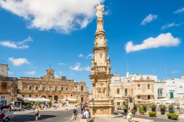 Пам'ятник на площі сонячного дня в Остуні, Італія