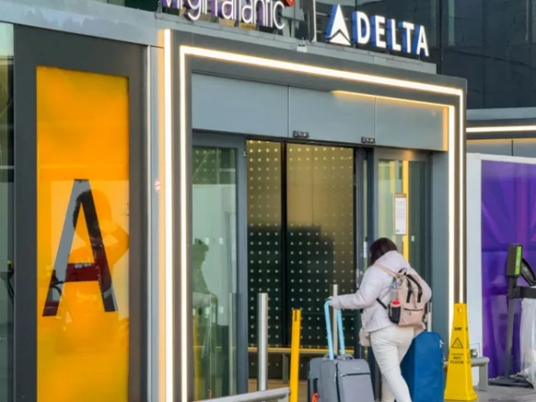 Людина заносить валізи в термінал аеропорту