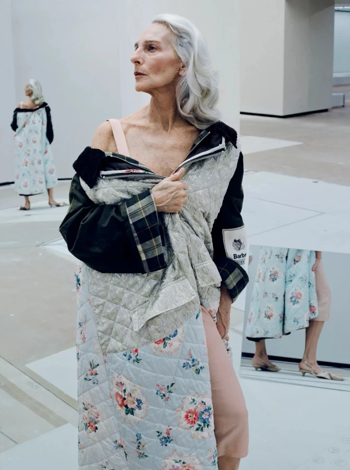 Інформація про показ Costume Art в Метрополітен-музеї.
3