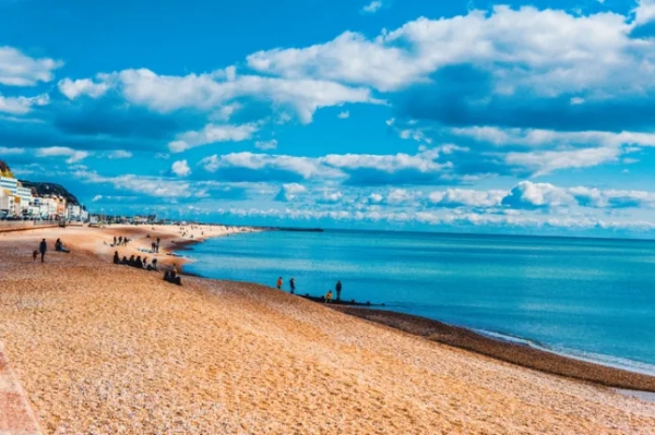 Прекрасний вид на піщаний пляж під хмарним небом у Гастінгсі, Великобританія