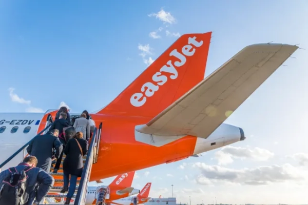 Пасажири сідають на літак Easyjet в лондонському аеропорту Гатвік