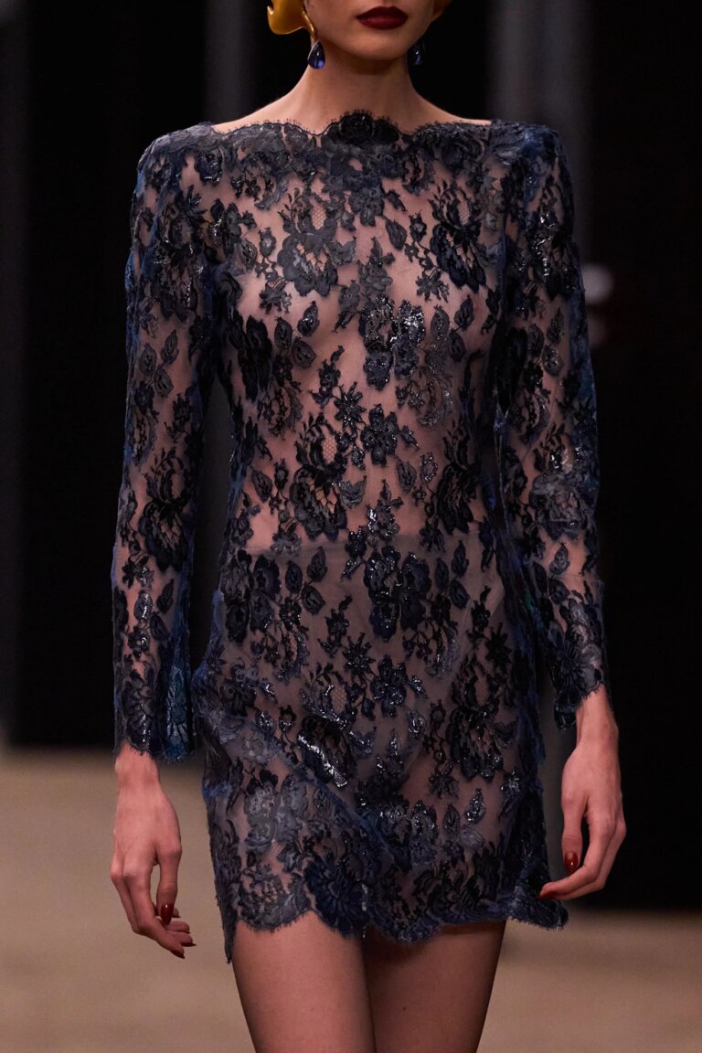 Невагомі прозорі сукні на кожен день: 5 трендових образів з дефіле 14