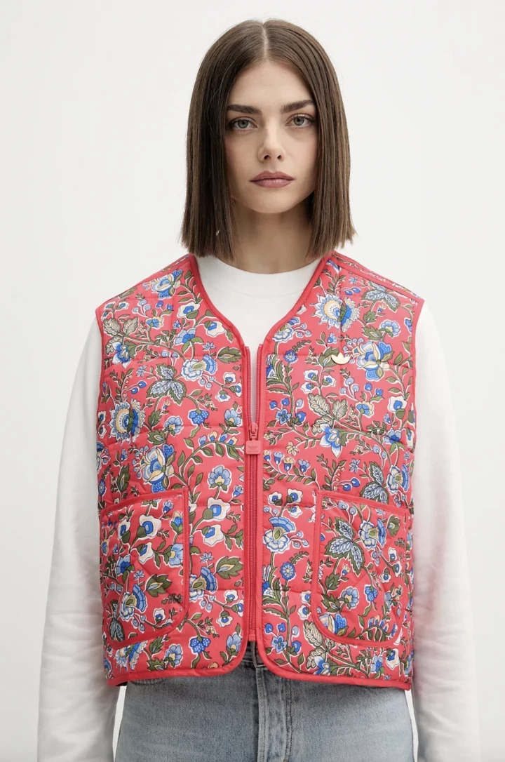 Жилет – трендовий замінник куртки-бомбер, що зараз у фаворі у стильних дівчат.
7