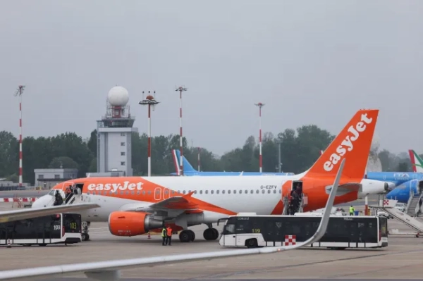 Літак easyJet буксирують в аеропорту Лінате в Мілані, Італія