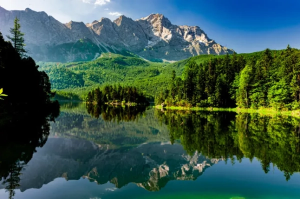 Відображення води в чистому гірському озері Айбзее в Баварії