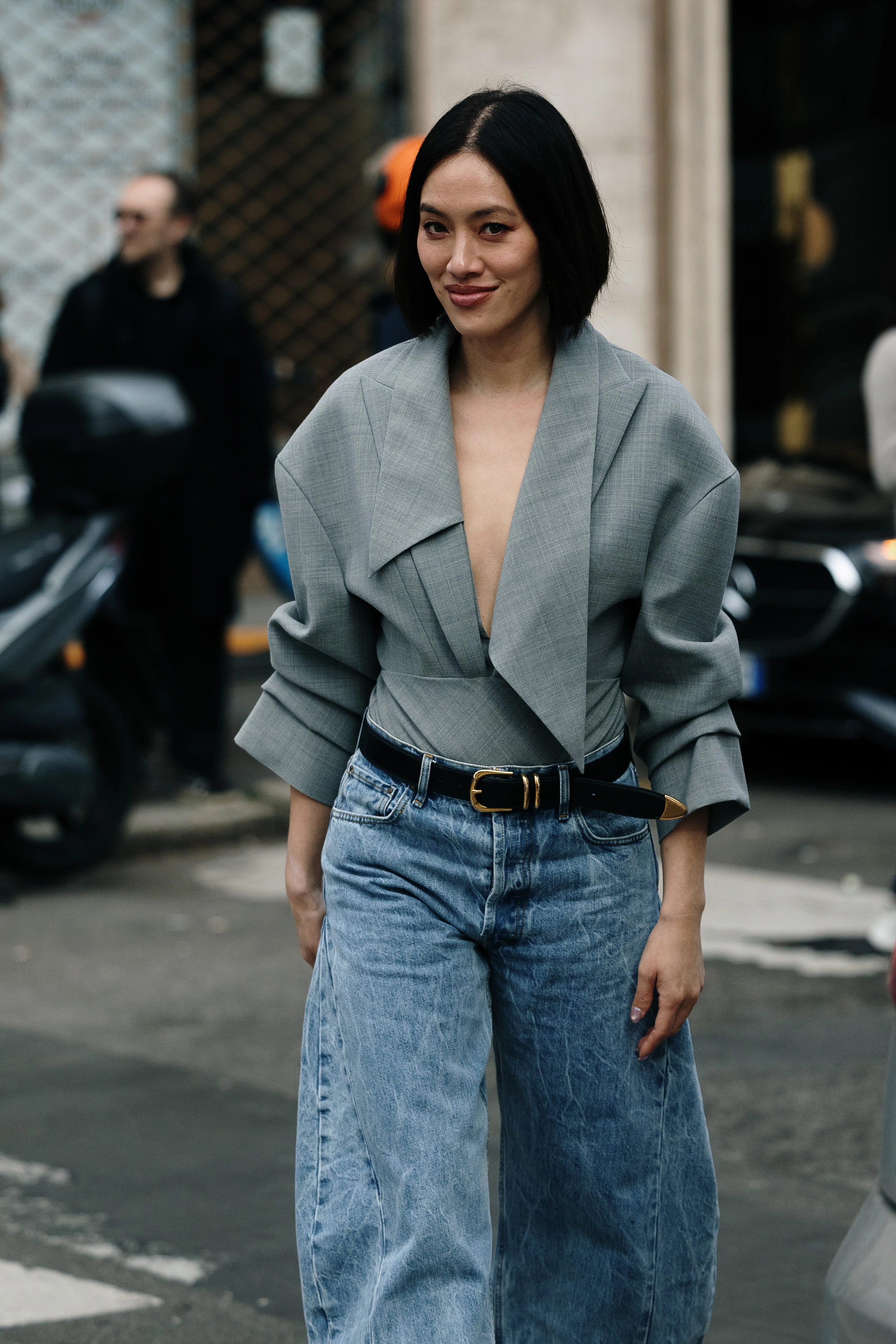 Попелястий піджак: чудова заміна традиційному чорному блейзеру.
1