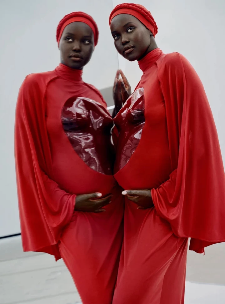 Інформація про показ Costume Art в Метрополітен-музеї.
1