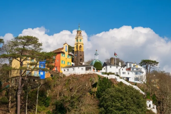 Ширококутний вид на барвисті будівлі в селі Портмеріон. Портмеріон — це село в Гвінедді, Північний Уельс.