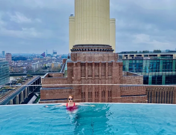 Кортні Почін у басейні на даху готелю art'otel Battersea
