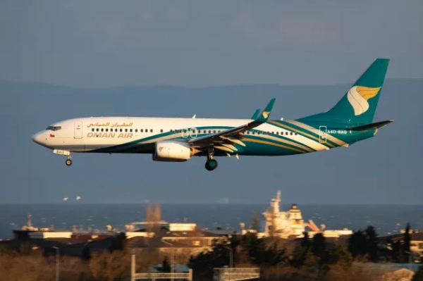Прибуття та посадка пасажирського літака Boeing 737-800 A4O-BAG авіакомпанії Oman Air в аеропорту Ататюрк у Стамбулі