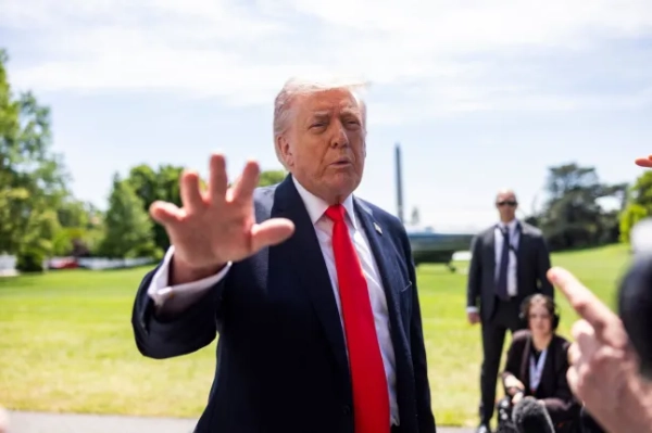 Президент США Дональд Трамп спілкується з журналістами, покидаючи Білий дім і вирушаючи до Флориди у Вашингтоні, округ Колумбія.