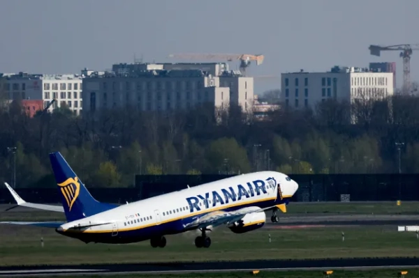 Літак Ryanair вилітає з аеропорту Берлін-Бранденбург у Шенефельді, Німеччина, 17 квітня 2026 року. Світові авіакомпанії стикаються зі зростанням цін на авіаційне паливо на тлі ескалації напруженості на Близькому Сході. Нестабільна ситуація призводить до скорочення поставок та підвищення цін на гас до рекордних рівнів. EPA/ФІЛІП СІНГЕР