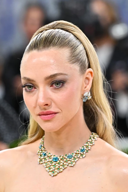 Найкрутіші образи волосся Met Gala 2026: від золотих локонів до гладенької зачіски піксі
1