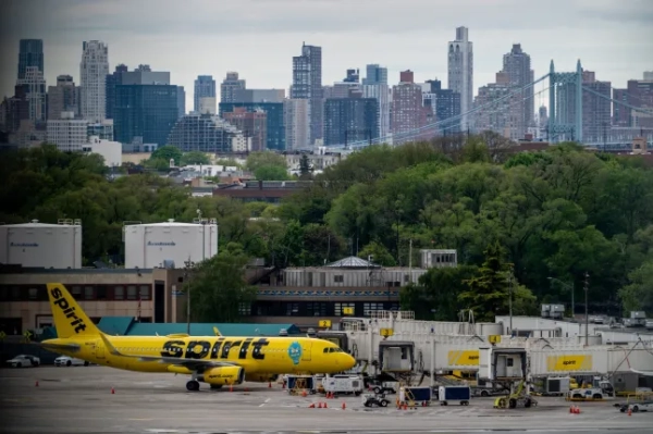 Літак авіакомпанії Spirit Airline сидить на злітній смузі аеропорту Ла-Гуардія в Квінзі, Нью-Йорк.