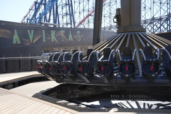 Атракціон Aviktas у парку розваг Blackpool Pleasure Beach – маятник та платформа на 40 місць