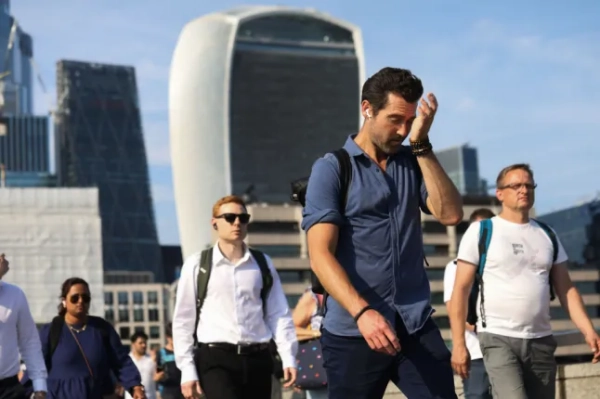 Пасажири на Лондонському мосту в найспекотніший день року