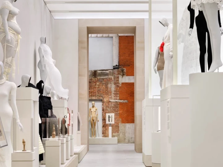Condé Nast Galleries: новий погляд на світ моди в музеї Метрополітен.
2