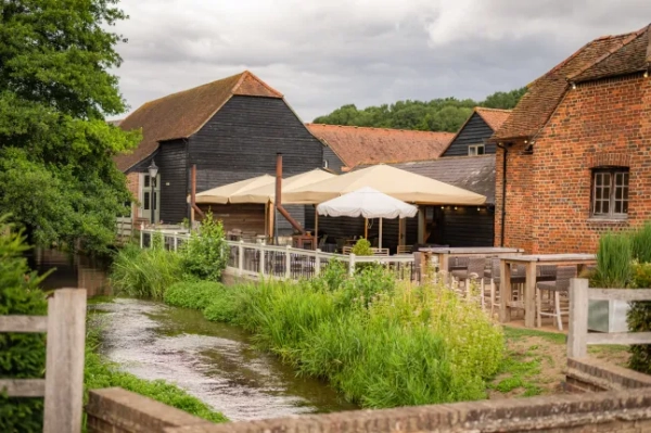 Ця дешевша альтернатива фермерському будинку в Сохо знаходиться лише за 25 хвилин їзди від Лондона 10