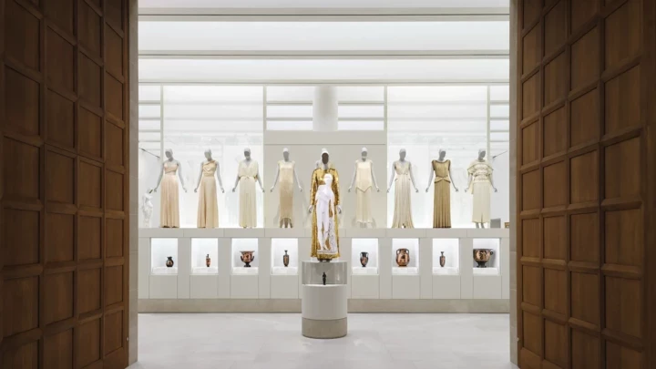 Condé Nast Galleries: новий погляд на світ моди в музеї Метрополітен.
1