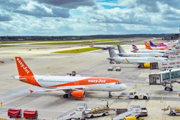 Туристичний літак, що обслуговується easyJet разом з іншими літаками в аеропорту Лондон Гатвік