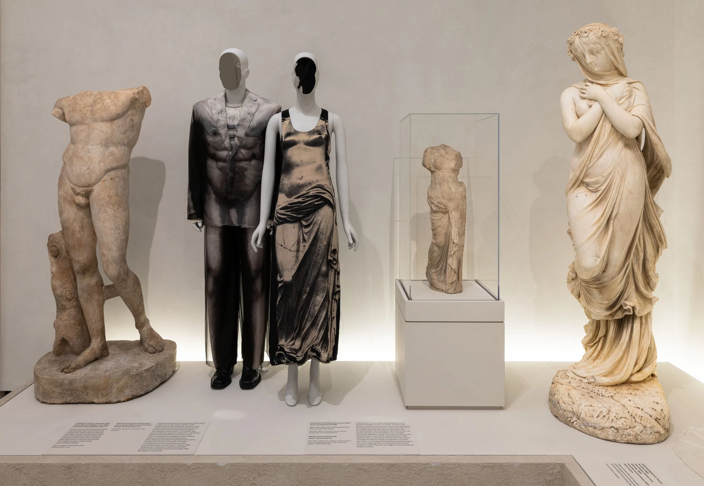 Образи Гленна Мартенса для Y/Project і Jean Paul Gaultier серед класичної скульптури в розділі Naked &amp;0
