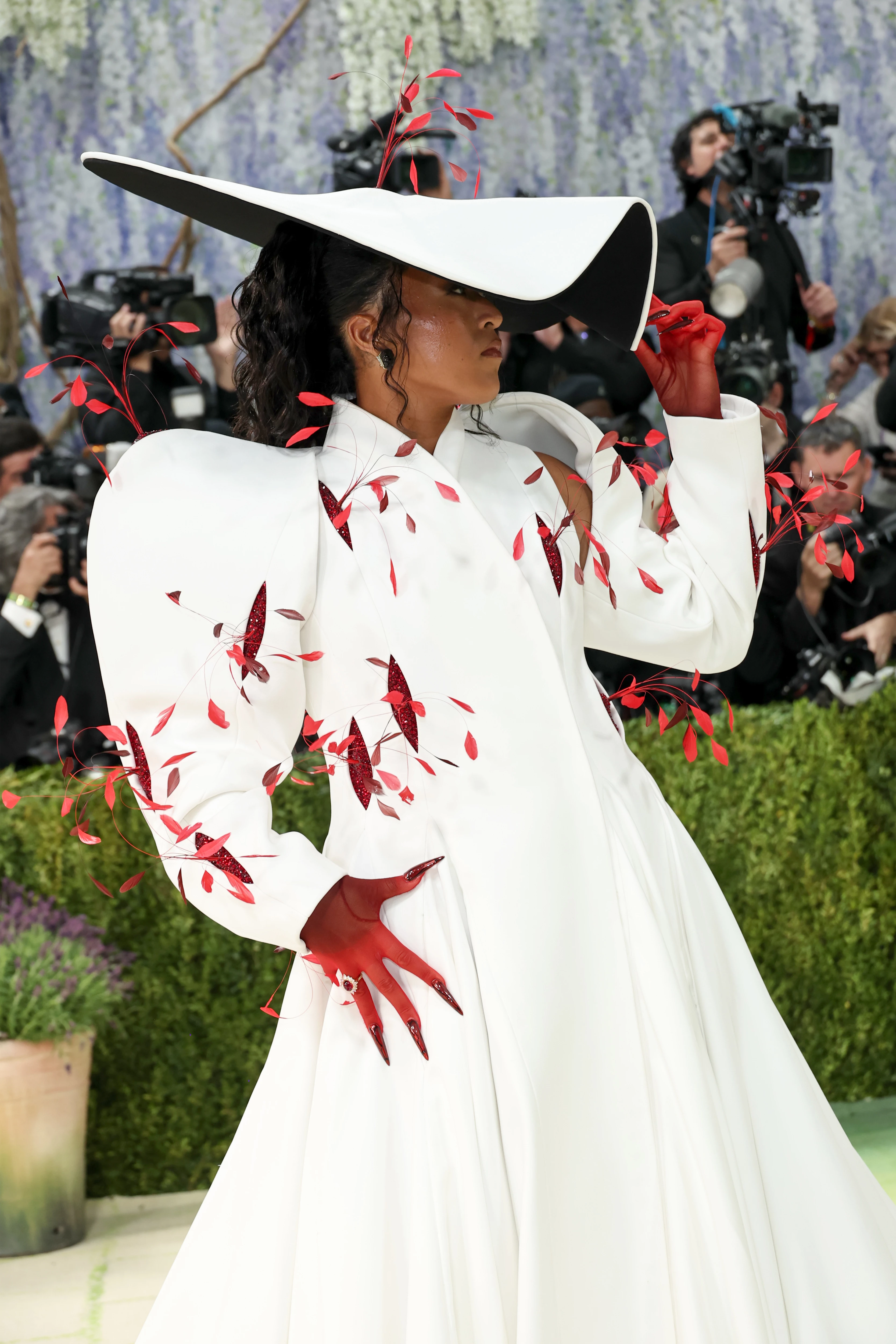 Найбільш вишукані нейл-арти з Met Gala 2026: висока мода на нігтях
4