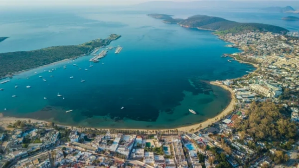 Затока Бардакчі, Бодрум, бірюзове море, прибережний ландшафт, повітряна куля