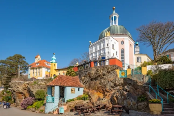 Широкий кут огляду барвистих будівель у Портмеріоні, туристичному селі в Гвінеді, Північний Уельс.