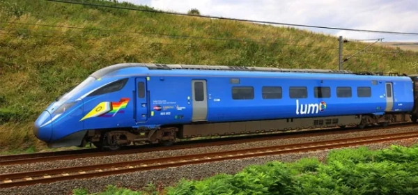 Новий поїзд «Eurostar of Scotland» з 11 зупинками запуститься лише за 2 тижні 12 Синій поїзд Lumo подорожує сільською місцевістю.