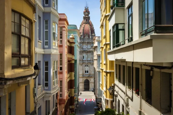 A Coruna Concello da Coruña, Praza de Maria Pita Вид через барвисту алею