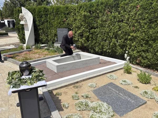 У чеському Брно поховали прах Мілана Кундери та його дружини 5 У чеському Брно поховали прах Мілана Кундери та його дружини 5
