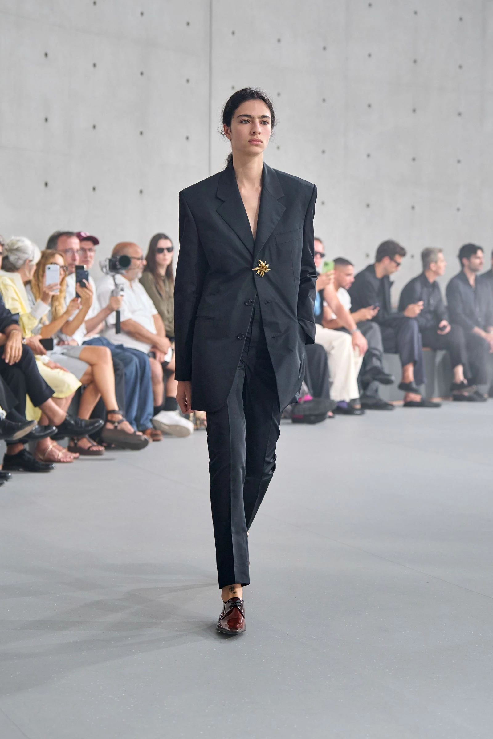 Saint Laurent повертає найелегантніший стиль літа, додаючи йому зухвалості2